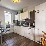 Victus Cozy Apartment With Underground Parking By Noclegi Renters דירה *