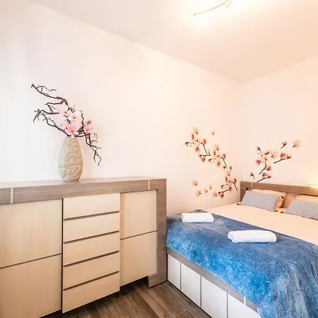 Victus Cozy With Underground Parking By Renters דירה